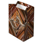 Modernes geometrisches Muster aus Diamantholz Mittlere Geschenktüte (Rückseite Schrägansicht)