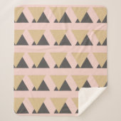 Modernes geometrisches Muster aus rosa und goldfar Sherpadecke (Vorderseite)