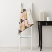 Modernes geometrisches Muster aus rosa und goldfar Sherpadecke (Beispiel)