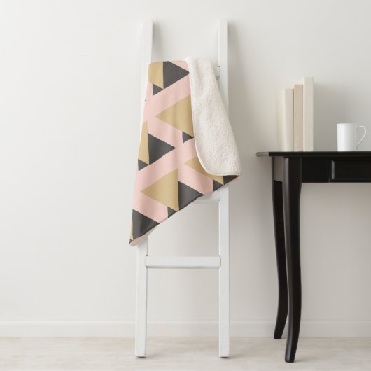 Modernes geometrisches Muster aus rosa und goldfar Sherpadecke (Beispiel)