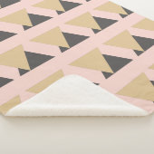 Modernes geometrisches Muster aus rosa und goldfar Sherpadecke (3/4)