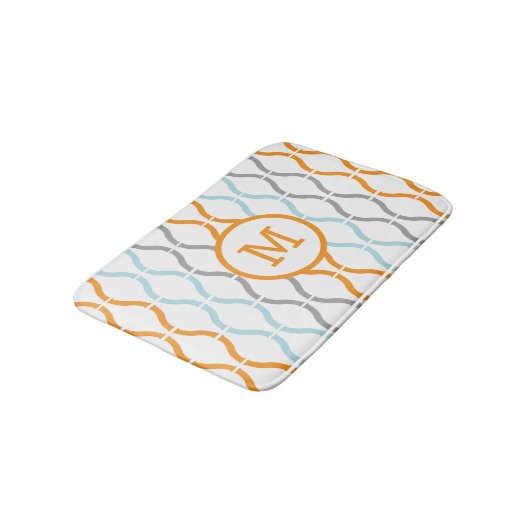 Modernes geometrisches Muster Blau Grau & Orange Badematte (Schrägansicht)