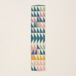 Modernes geometrisches Muster Pastel Earthy Schal<br><div class="desc">Mit diesem modernen geometrischen Schal mit einem auffallenden Dreieck in weichen Pastelltönen und erdigen Farbtönen heben Sie Ihren Stil auf. Die künstlerische Mischung aus gedämpfter Blues, Pinks und Senftönen schafft ein ausgeklügeltes und dennoch trendiges Aussehen, das sich perfekt für lässige Bekleidung, Lagen oder das Hinzufügen einer schicken Touch zu jedem...</div>