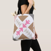 Modernes geometrisches Quiltdesign in Rosa und Kup Tasche (Von Nahem)
