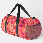 Modernes geometrisches rotes Orangenrosa Monogramm Duffle Bag (Rechte Ecke)