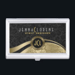 Modernes geometrisches Schwarz-Gold-Damasken Visitenkarten Dose<br><div class="desc">Elegantes Vintages,  schwarz-goldfarbenes Damaskusmuster mit dynamischen Linien. Vollständig anpassbare Vorlage für Visitenkarten-Inhaber. Matching Business Card verfügbar. Wenn Sie Unterstützung bei der Anpassung eines meiner Designs benötigen,  senden Sie bitte eine E-Mail an Ihre Anfrage.</div>