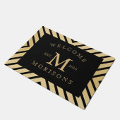 Modernes geometrisches Schwarz & Gold Design Fußmatte (Schrägansicht)