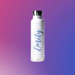 Modernes geometrisches Schwarz und Weiß individuel Trinkflasche<br><div class="desc">Geeignetes Wasser und Getränkflasche. Modernes,  schwarz-weißes Design,  personalisiert mit dem Namen des Empfängers in einem herrlichen duskyblau. Großartiges Geschenk für sie.</div>