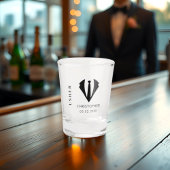 Modernes Geschenk für Minimalistische Usher Name W Schnapsglas