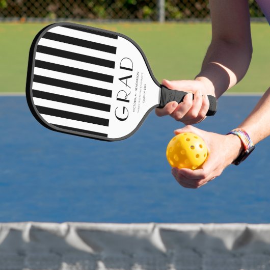 Modernes Geschenk für Schwarz-weiße Abschlüsse Pickleball Schläger (InSitu)