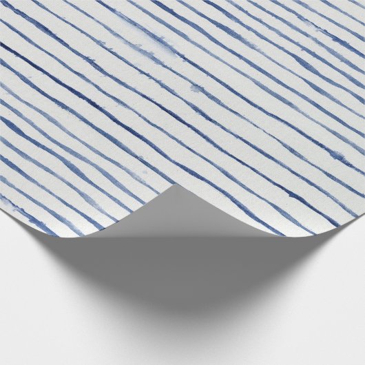 Modernes gestreiftes Muster Blau und Weiß Geschenkpapier (Ecke)