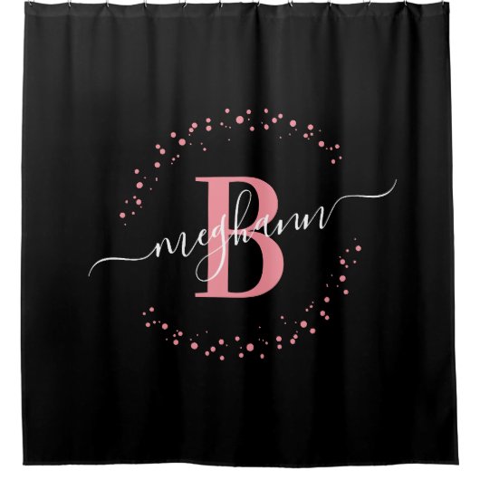 Modernes Girl Black Pink Name Script Mit Monogramm Duschvorhang (Vorderseite)