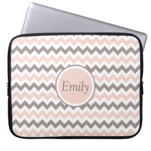 Modernes Girl Blush Pink grau Zickzack mit Namen Laptopschutzhülle