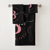 Modernes Girl Pink Black Name Script Mit Monogramm Badhandtuch Set (Insitu)