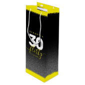 Modernes Girly Bright Yellow 30 und Kokett Geschenktüte Für Weinflaschen (Vorderseite Schrägansicht)