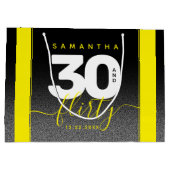 Modernes Girly Bright Yellow 30 und Kokett Große Geschenktüte (Rückseite)