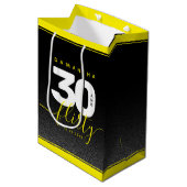 Modernes Girly Bright Yellow 30 und Kokett Mittlere Geschenktüte (Vorderseite Schrägansicht)