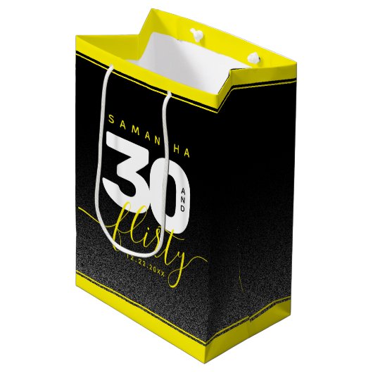 Modernes Girly Bright Yellow 30 und Kokett Mittlere Geschenktüte (Vorderseite Schrägansicht)