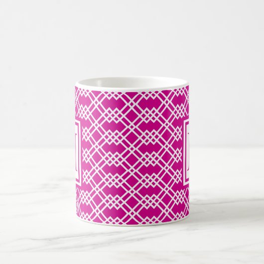 Modernes Gittergeometrisches Monogramm Himbeerrosa Kaffeetasse (Mittel)