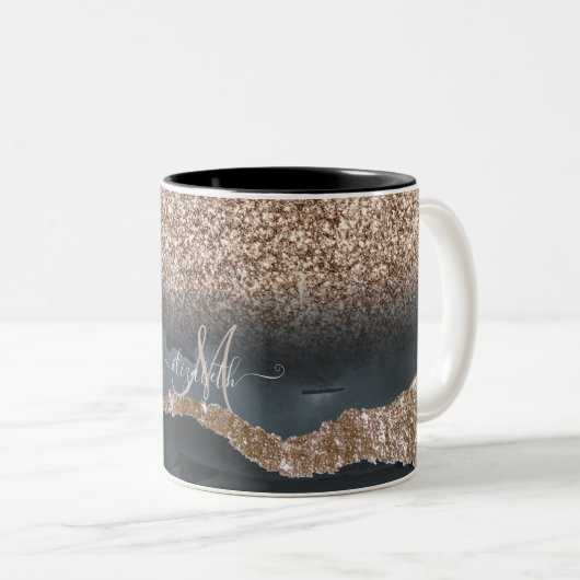Modernes Glitzer-Marmormonogramm Zweifarbige Tasse (VorderseiteRechts)