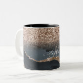 Modernes Glitzer-Marmormonogramm Zweifarbige Tasse (Vorderseite Links)