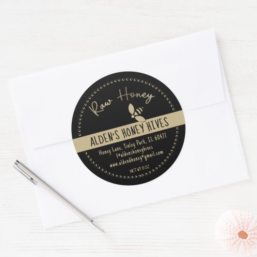 Modernes Gold auf Black Raw Honey Stylized Honeybe Runder Aufkleber (Umschlag)