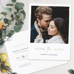 Modernes Gold Foto Save the Date Hochzeit Ankündigungspostkarte<br><div class="desc">Diese schlichte Foto Hochzeit speichern das Datum Postkartenvorlage bietet ein elegantes, minimalistisches, modernes Design. Bitte stöbern Sie in unserem Shop für Versionen dieses Designs mit Save the Date Text in anderen Farben und auch in einem flachen Kartenformat! Die Vorderseite zeigt Ihre Vornamen unter Ihrem bevorzugten Foto und eine "Save the...</div>