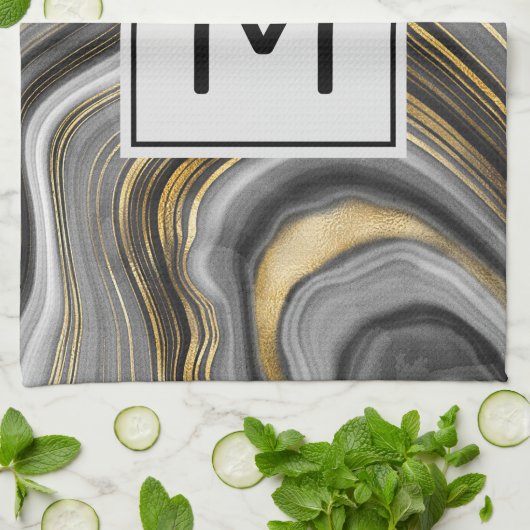 Modernes Gold & Gray Agate Geode Mineral Monogram Geschirrtuch (Gefaltet)