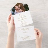 Modernes Gold Monogram All In One Einladung (Abreißen)