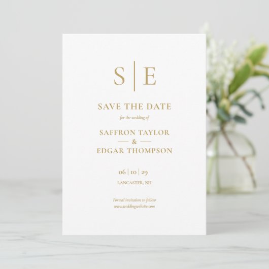 Modernes Gold Monogram Foto Wedding Save The Date (Stehend Vorderseite)