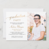 Modernes Gold Script Black & White Abschluss Foto Einladung (Vorderseite)
