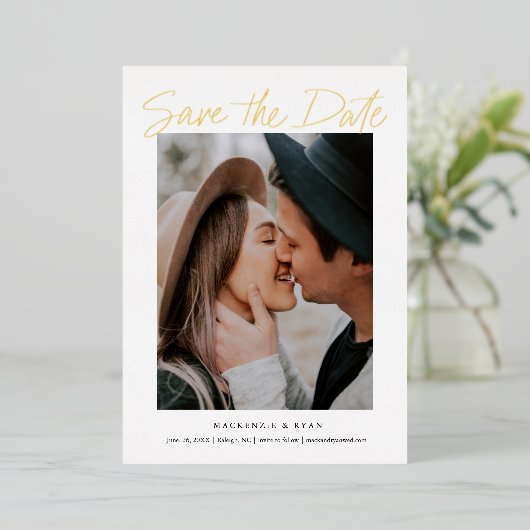Modernes Gold Script Minimales Foto Save the Date Folieneinladung (Stehend vorne)