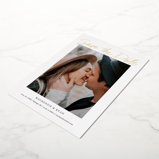 Modernes Gold Script Minimales Foto Save the Date Folieneinladung (Gedreht)