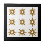 Modernes Gold-Sternexplosion-Muster | Schwarz Fliese<br><div class="desc">Modernes Design mit Vintagem Retro-Gold-Sternexplosionen-Muster auf weißem Hintergrund, gerahmt in schwarz. Einfaches, sauberes modernes Design. Ein Design in einer koordinierenden Sammlung. Erstellen Sie Ihr eigenes benutzerdefiniertes Muster, indem Sie ein neues Bild hochladen, oder verwenden Sie die Schaltfläche "Nachricht", um Hilfe zu erhalten. So erstellen Sie Ihr eigenes gemustertes Design: 1....</div>