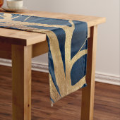 Modernes Gold Tree Silhouette Minimales blaues Des Mittelgroßer Tischläufer (Beispiel)