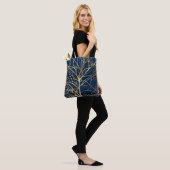 Modernes Gold Tree Silhouette Minimales blaues Des Tasche (Am Model)