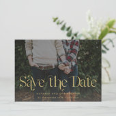 Modernes Gold Typografie-Overlay Horizontales Foto Save The Date (Stehend Vorderseite)
