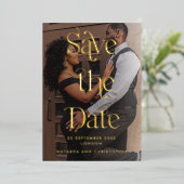 Modernes Gold Typografy Foto Vellum Save the Date Folieneinladung (Stehend vorne)