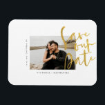 Modernes Gold Wedding Foto Save the Date Magnet<br><div class="desc">Design zeigt Ihr phantastisches Foto mit Save the Date Phrasen in einem modernen Goldskript.  Einfache Anpassung mit wichtigen Informationen der Wahl.  Begrüßen Sie jedes moderne Hochzeitsthema und jede Jahreszeit.</div>