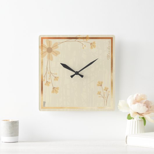 Modernes Goldcreme-Abstraktes Blumenmuster Quadratische Wanduhr (Zuhause)