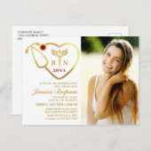 Modernes Goldenes FOTO Pflege Abschluss Einladung Postkarte (Vorne/Hinten)