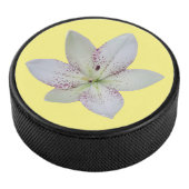 Modernes, goldgelb-geriebtes Lilienmuster-Blume Eishockey Puck (3/4)