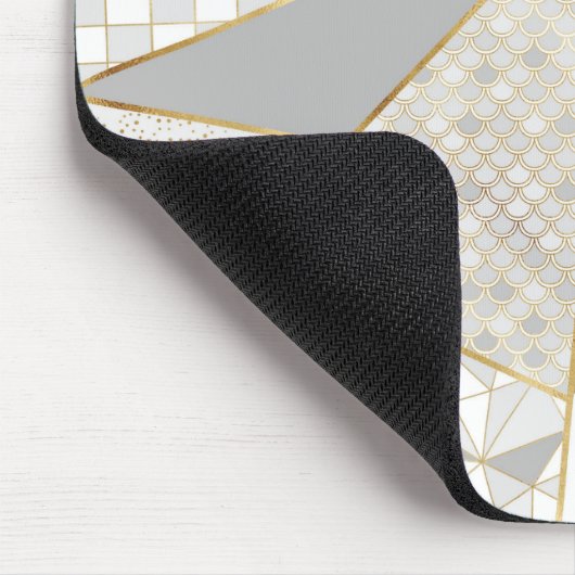 Modernes goldweißes Dreieck Geometrisches Muster Mousepad (Ecke)