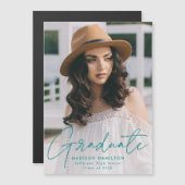 Modernes Graduate Aquamarin Script Foto Magneteinladung (Vorne/Hinten)
