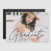 Modernes Graduate Black Script-Foto Magneteinladung (Vorne/Hinten)