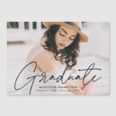 Modernes Graduate Black Script-Foto Magneteinladung (Vorderseite)