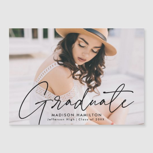 Modernes Graduate Black Script-Foto Magneteinladung (Vorderseite)