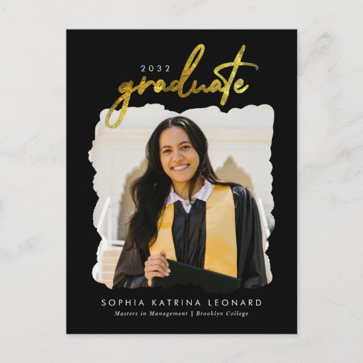 Modernes Graduate Brush Script Gold Foto Abschluss Ankündigungspostkarte (Vorderseite)