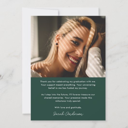 Modernes Graduate Emerald Green Foto Abschluss Dankeskarte (Rückseite)