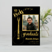 Modernes Graduate Foto Gitarre Black und Gold Folieneinladung (Stehend vorne)